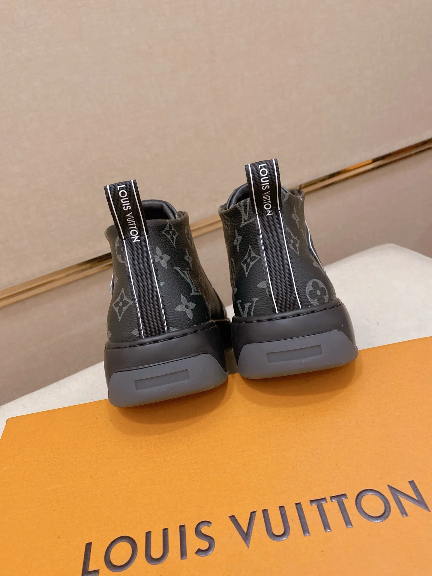 Factory price: 442💰🎉🎉LV~Louis Vuitton trendy men's shoes, new shipments, latest matching, same style as the official website, super high quality, hot selling in season [strong][strong][strong]Selected first-layer cowhide, comfortable sheepskin lining, original last, comfortable on the feet, wear-resistant rubber outsole, size: 38-44.